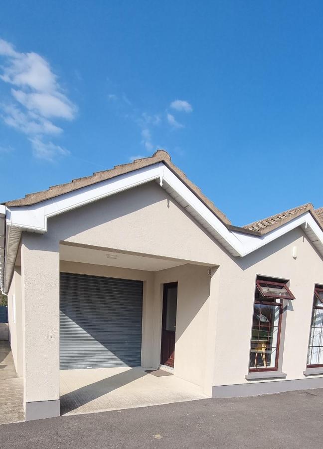 Spacious Curragh 2-Bed Apartment With Own Entrance Brownstown Exterior foto